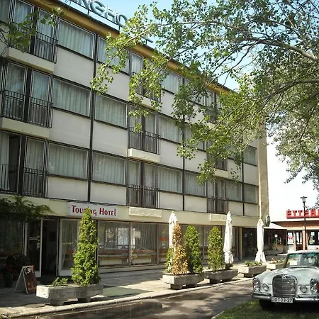 Touring Agard Gardony