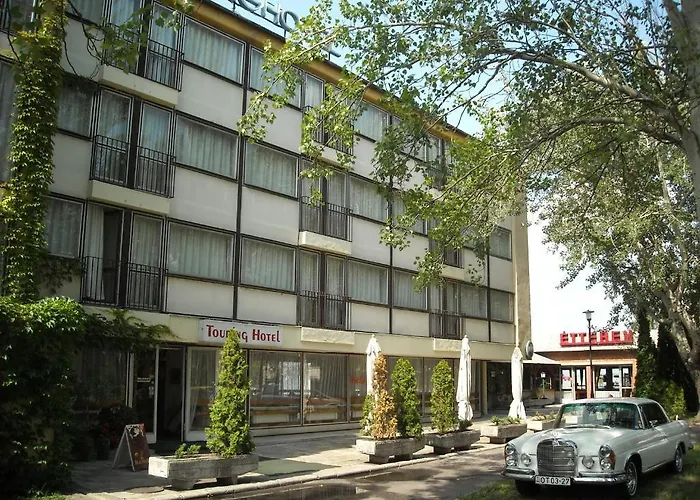 Touring Agard Gárdony