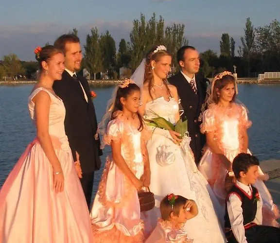 Touring Agard Gárdony